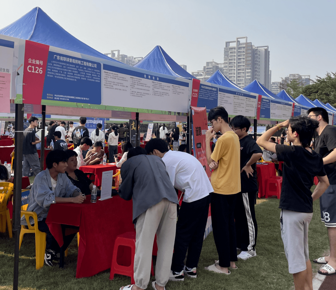 學生手持精心準備好的簡歷,遊走於各企業展位前,瞭解各企業招聘崗位