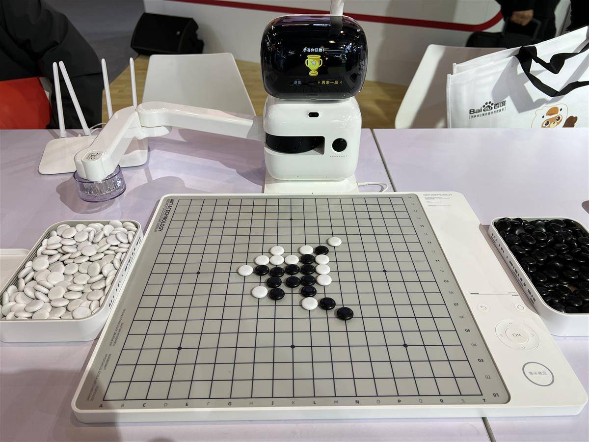 记者挑战ai下棋机器人,竟然赢了?_萝卜_围棋_魏冉