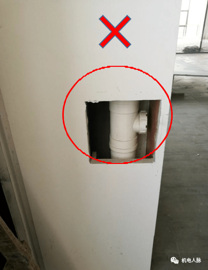 图示存在的问题:排水立管检查口的方向与检修门方向不匹配排水立管