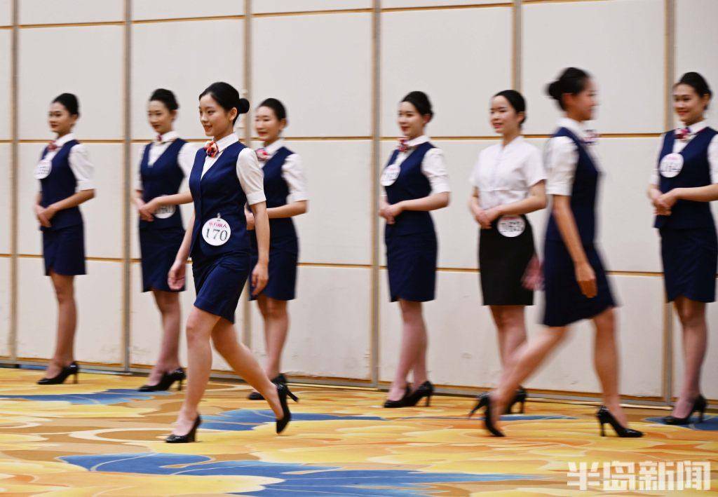 展示学生们的才艺展示男考生即将亮相登场女学生晚礼服亮相泳装展示