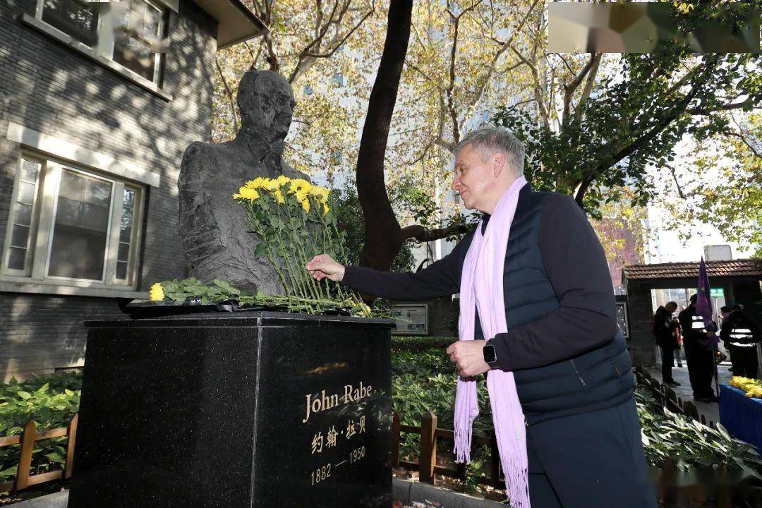 副总裁兼首席运营官金世峰向拉贝雕像献花中共南京市委宣传部副部长
