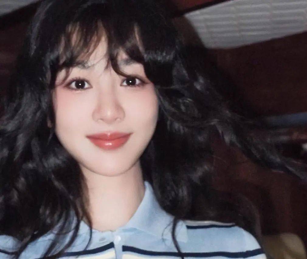 她自小爱以来一直擅长表演,2003年开始参演电视剧《如懿传》,首次登上