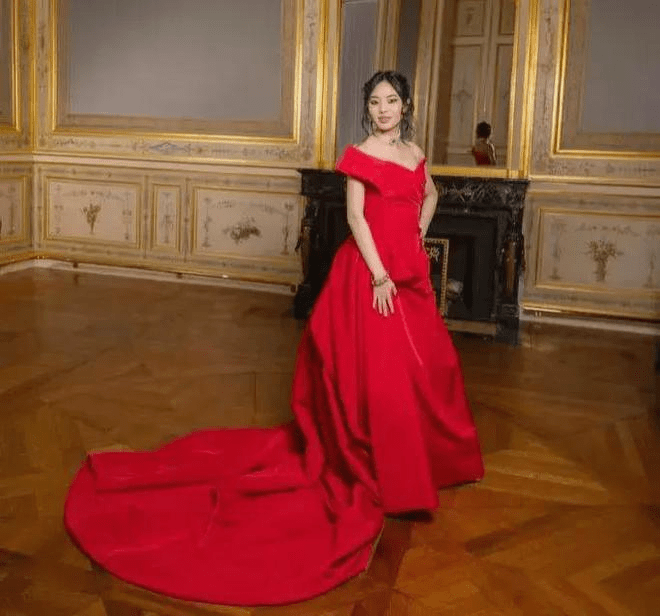 张艺谋儿子,甄子丹女儿惊艳巴黎名媛舞会,顶流"名利场"曾婉拒特朗普