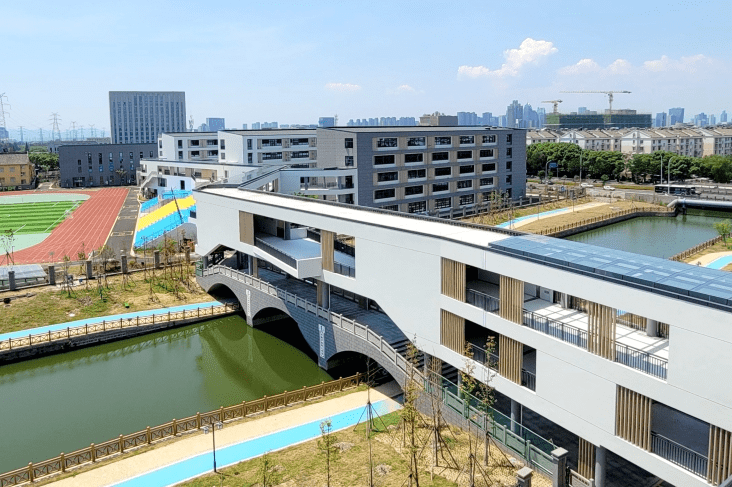 在鄞州实验中学11月4日发布的官微上,学校11月1日—3日举行秋季运动会