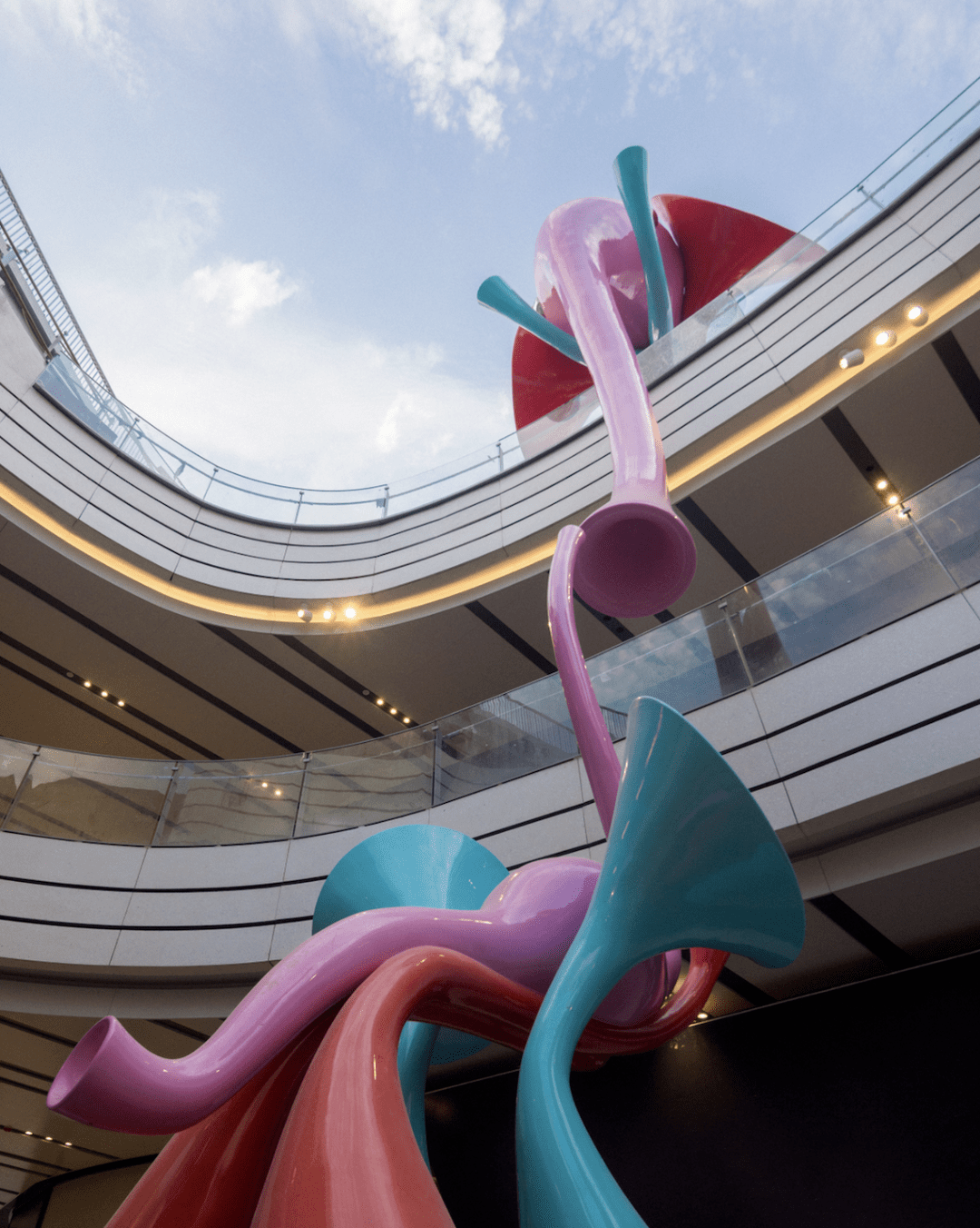 "下腰女孩""长腿男孩"……还有这个登上热搜的"网红"艺术装置,原来都