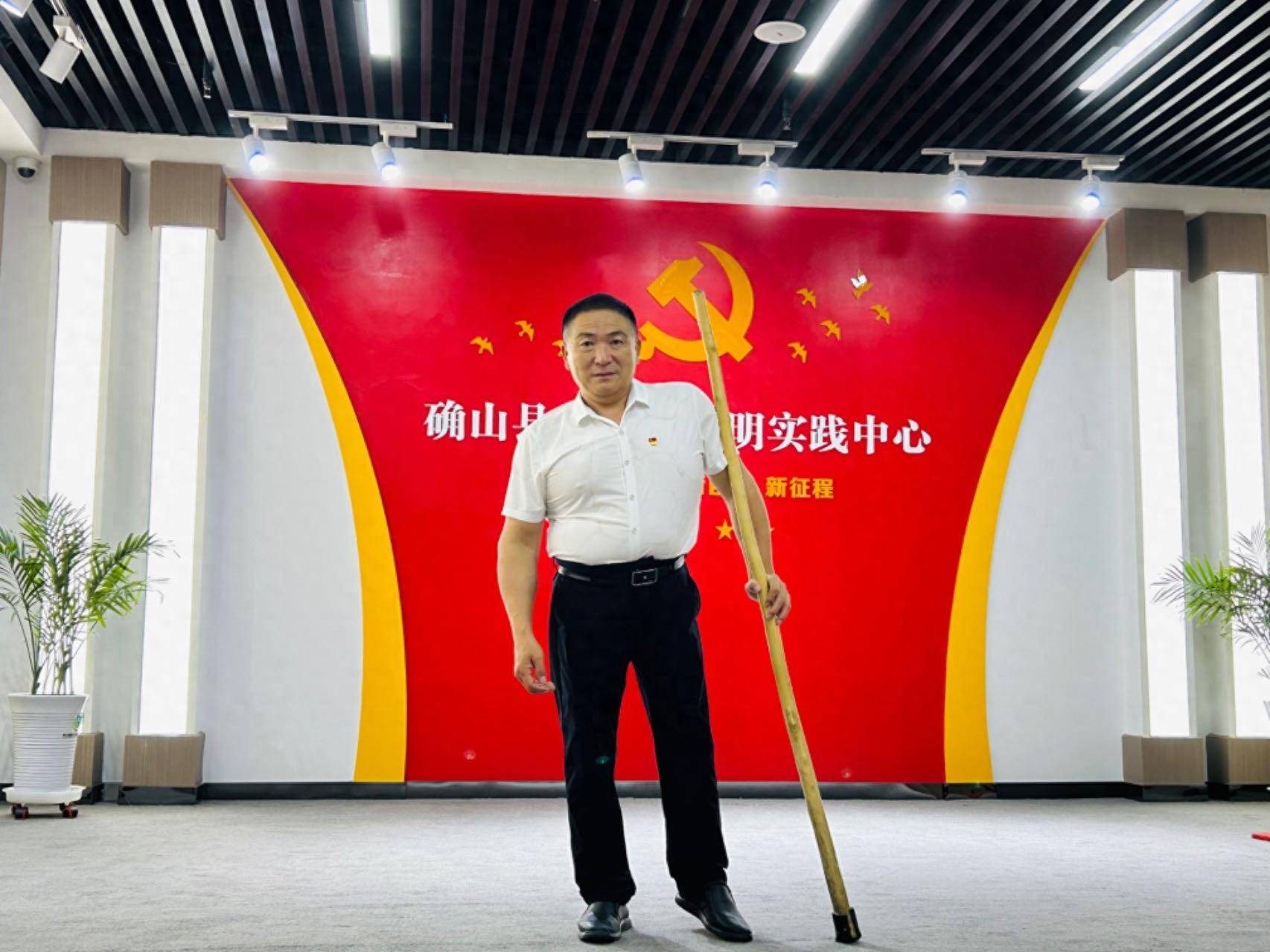 何文礼:单拐闯天地 双手擎大爱