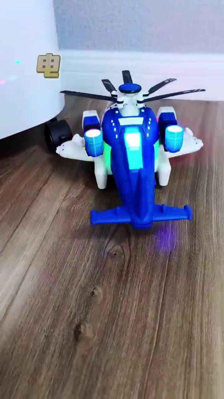 这个飞机变形机器人,万向旋转战斗机炫彩灯光音乐,一下子就吸引了孩子