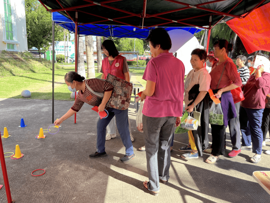 遊戲環節中,居民通過參與夾走家暴,套圈與法制轉盤等互動遊戲