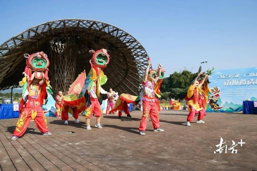 大人小孩爭先恐後摸摸獅頭摸摸獅尾,與祥獸合影互動,探尋國潮文創的