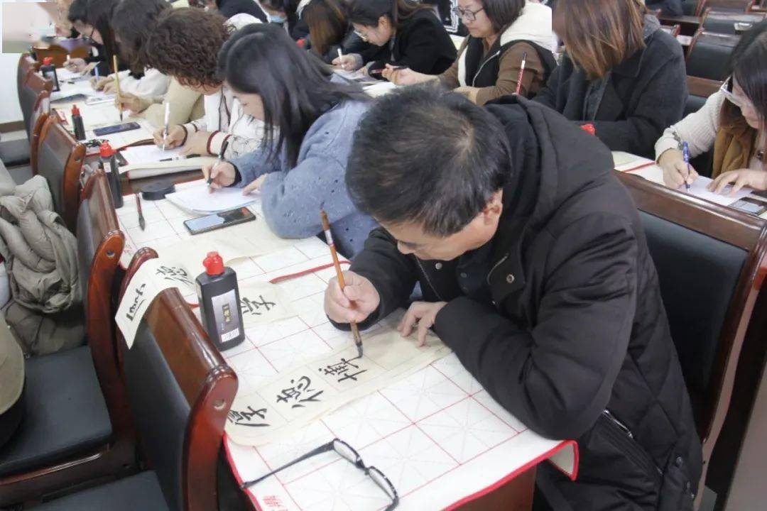 兴城市南一小学举行"妙笔生花 墨香致远"教师书法大赛