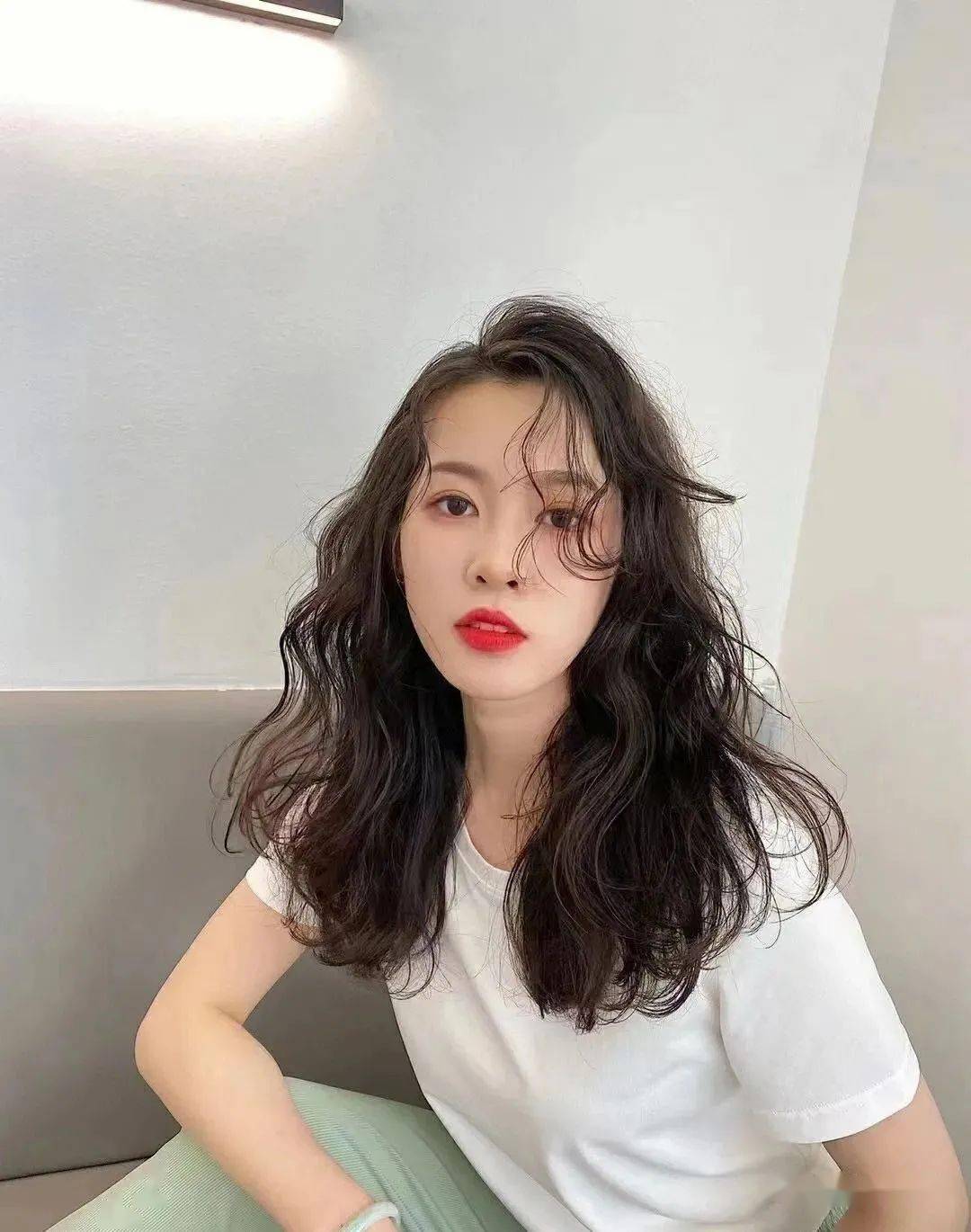 卷度更大且更加的自然好看能够瞬间的将颜值提高烫过的整体发型会