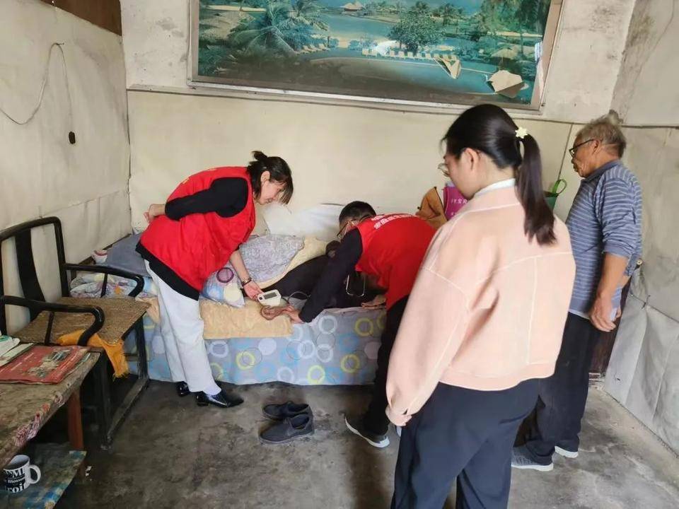 博兴县庞家镇驻村选调生联合镇计生协会、卫生院开展送医上门活动_老人_乡村_建设