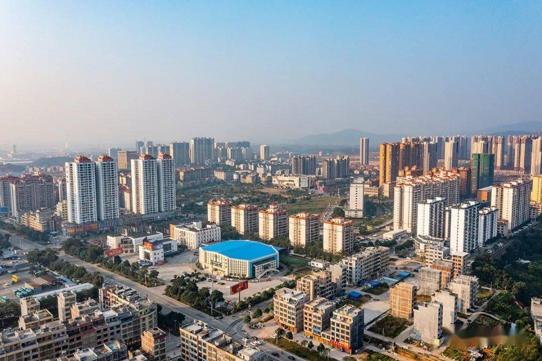 浦北县体育馆位于县城和谐路与217省道交叉口北100米,即是小江街道