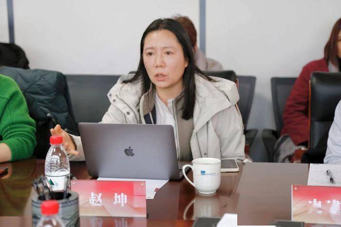 作家刘荣哲和文化学者白峰也谈了对作品的观点.