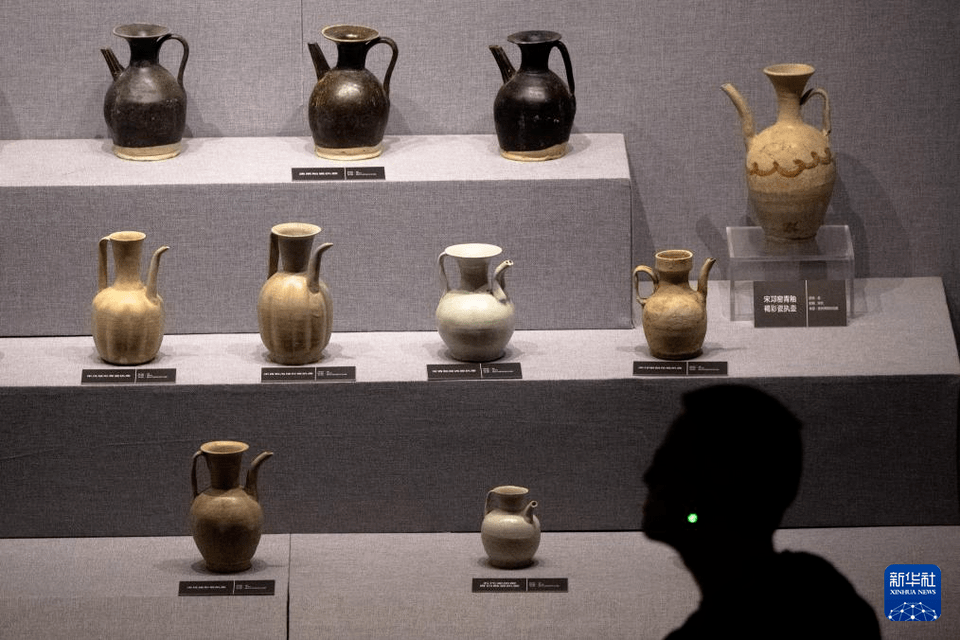 11月29日,游客在重庆市奉节县夔州博物馆参观.