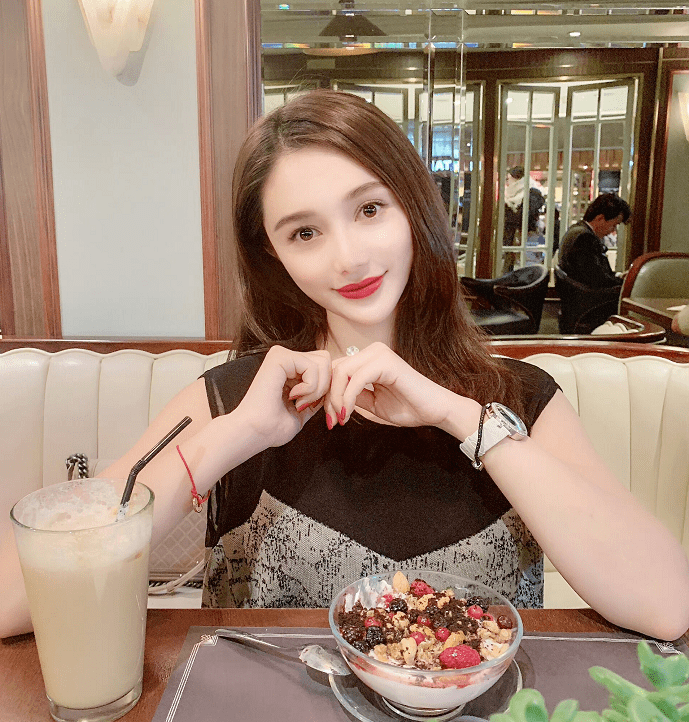 也和鼻姐有过合照就tm离谱!鼻姐:我是什么热门打卡点嘛?