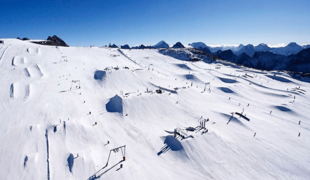 位于法国格勒诺布尔附近的les deux alpes的滑雪公园在夏季和冬季都