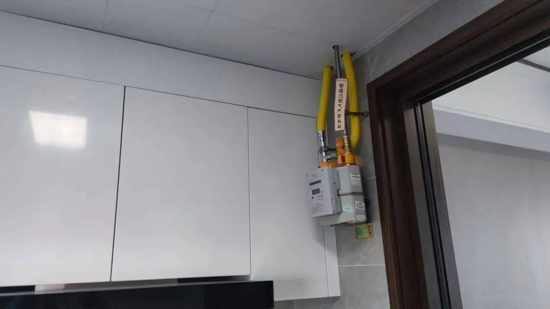 燃气表计设计非常不合理,不美观不说,还影响吊柜门打开使用.