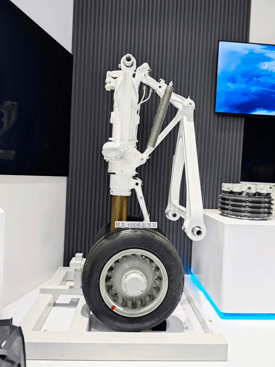 航空工业机载起落架系统事业部携"鲲龙"ag600飞机前起落架系统亮相