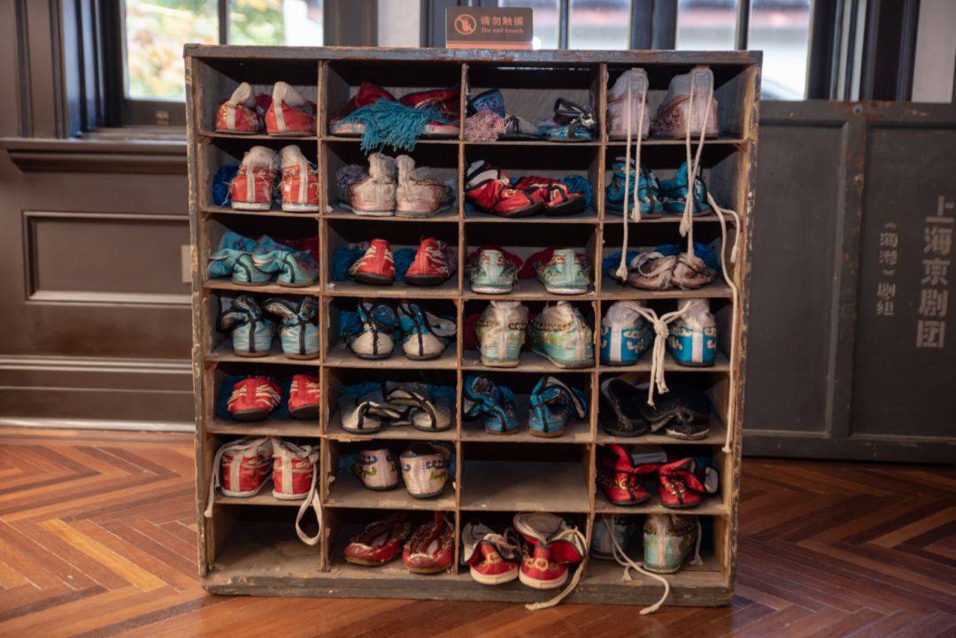 大家近距离观赏京剧名伶装扮过的头饰服装,演出鞋箱及衣箱等实物展陈