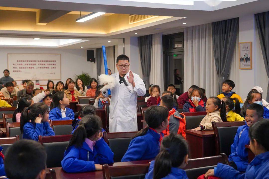 酒精冲天炮……多个有趣而神奇的科学表演项目将抽象的科学原理以趣味