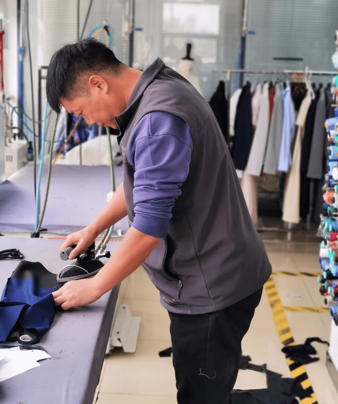 北京顺美服装股份有限公司王建新正在裁剪面料王建新:28年磨一剑,终于