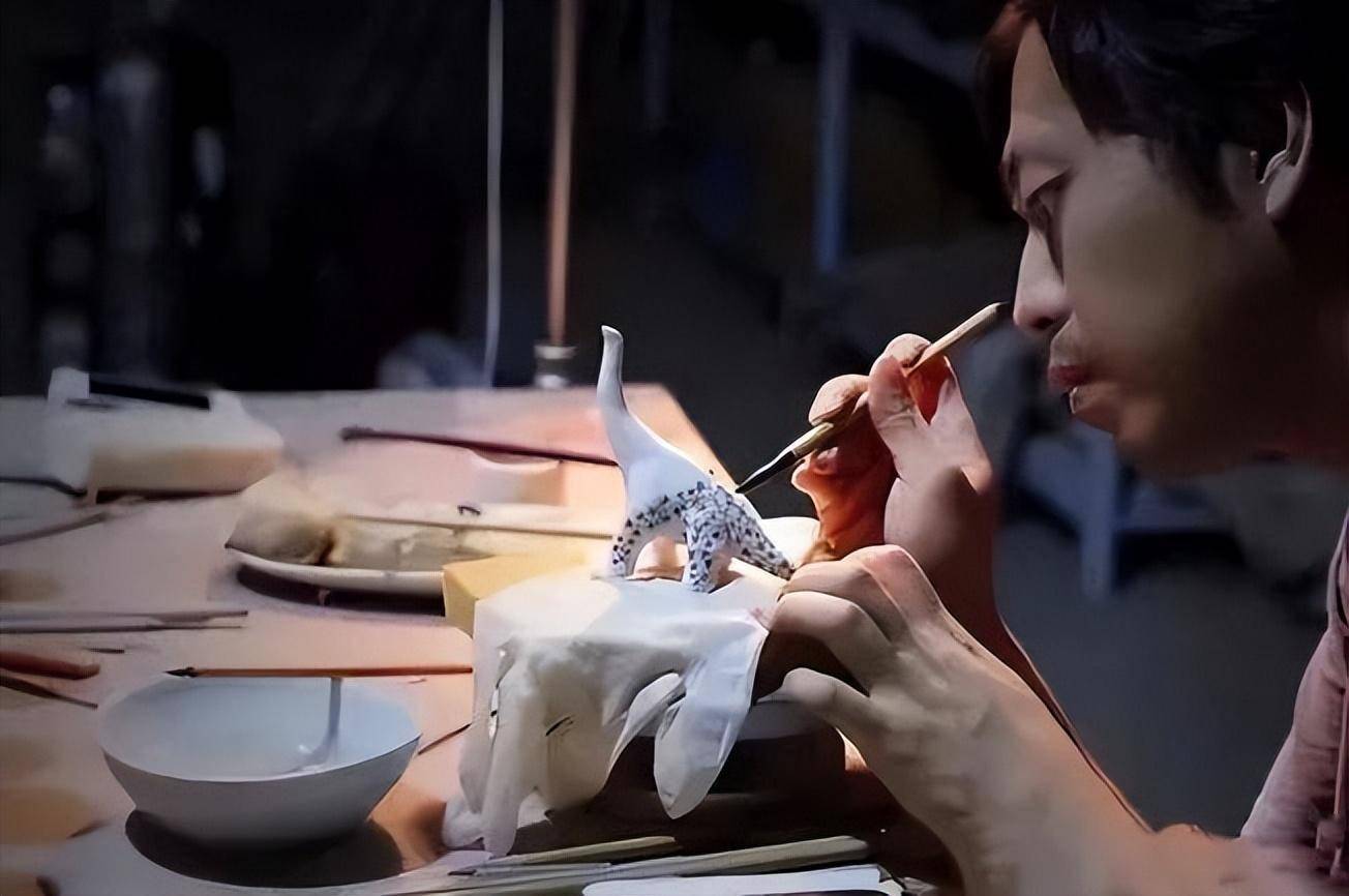 王昱珩:打败日本对手,清华毕业没上一天班,称赚钱是最简单的事_扇子