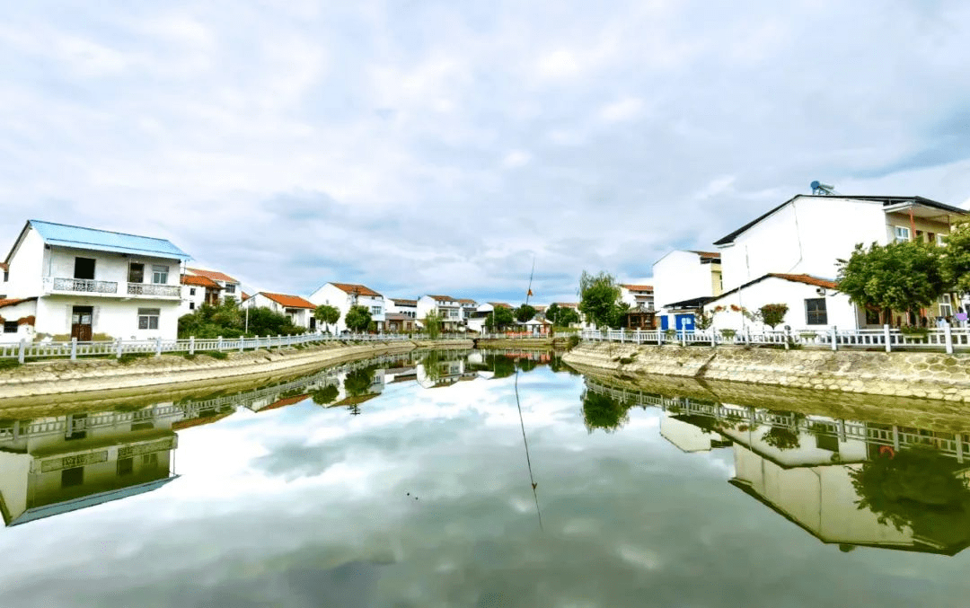 精心打造而成的这是由原来村中的门前水塘仿佛置身于梦里田园水乡沿着