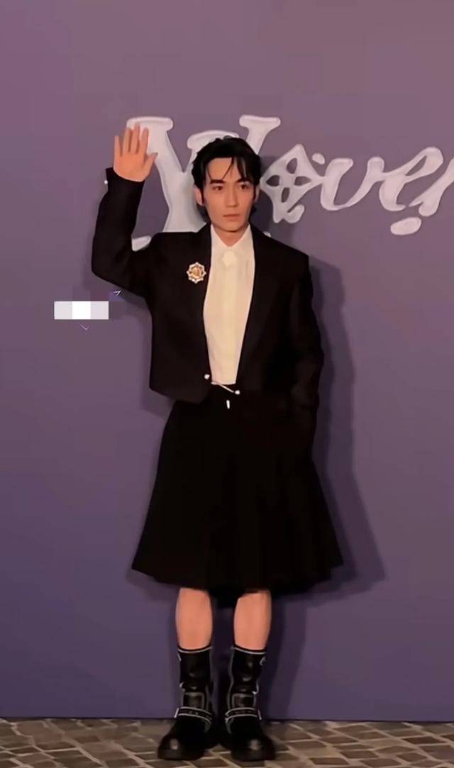 朱一龙穿裙子走红毯,身材五五分,造型师有仇吧?_自然_活动_龙的