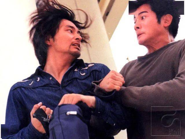 《公元2000》和《雷霆战警》中,所有打斗,飞车等危险戏份他都亲自完成