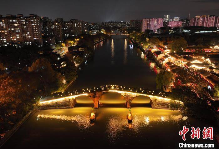 浙江杭州:灯光点缀拱宸桥 宛若运河"珍珠带"