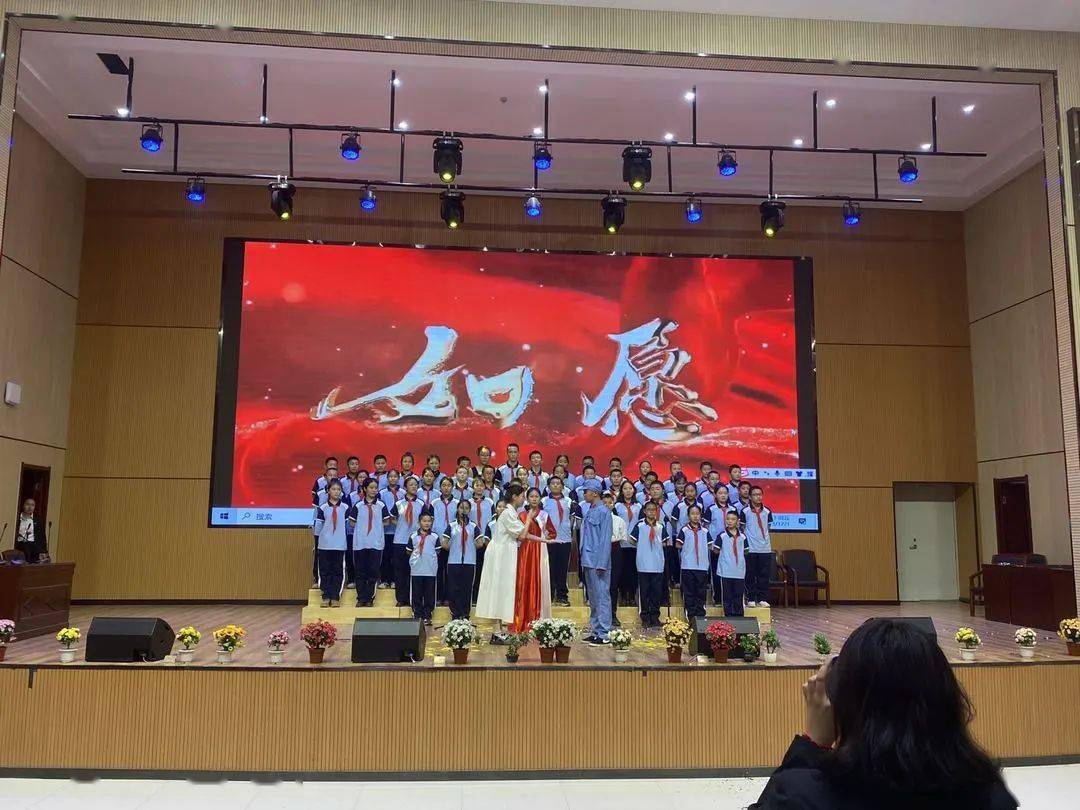 富蕴县第一中学少工委举办"红歌嘹亮,唱响新时代" 爱国主义歌曲演唱