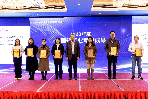 颁发牌证出席会议活动的领导还有中国乳制品工业协会理事长吴秋林