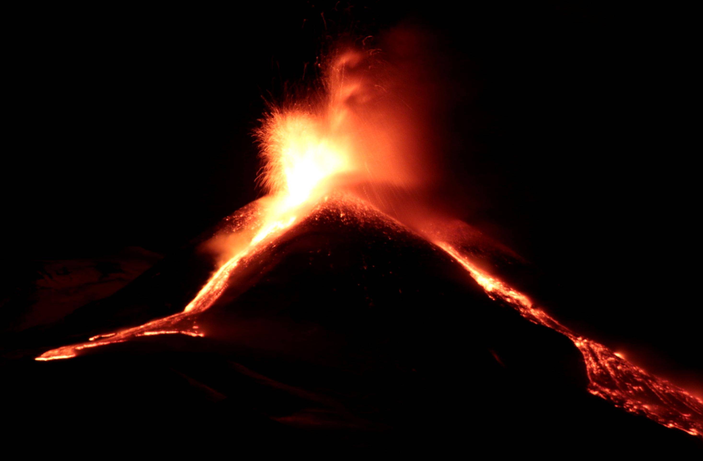 (国际)喷发中的意大利埃特纳火山