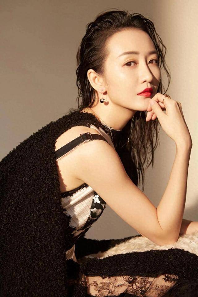 王鸥直播发送"福利",白皙香肩惊艳粉丝,清澈眼神会发光_魅力_成为了