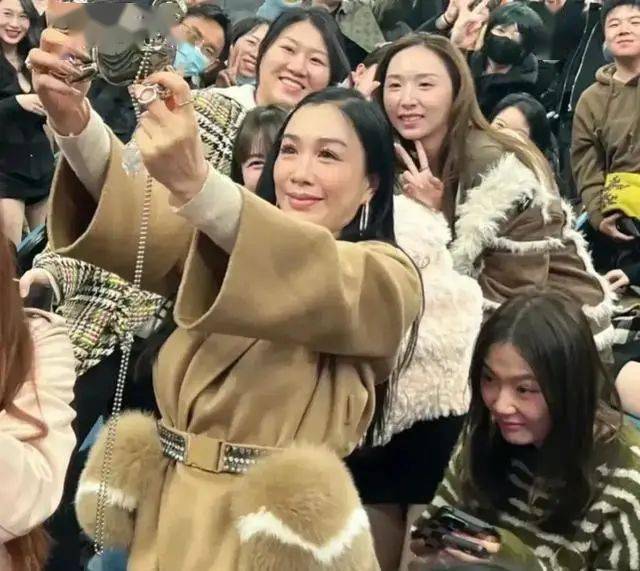 钟丽缇机场打扮惹争议,旁若无人摆造型,一把年纪还装可爱_着装_穿着