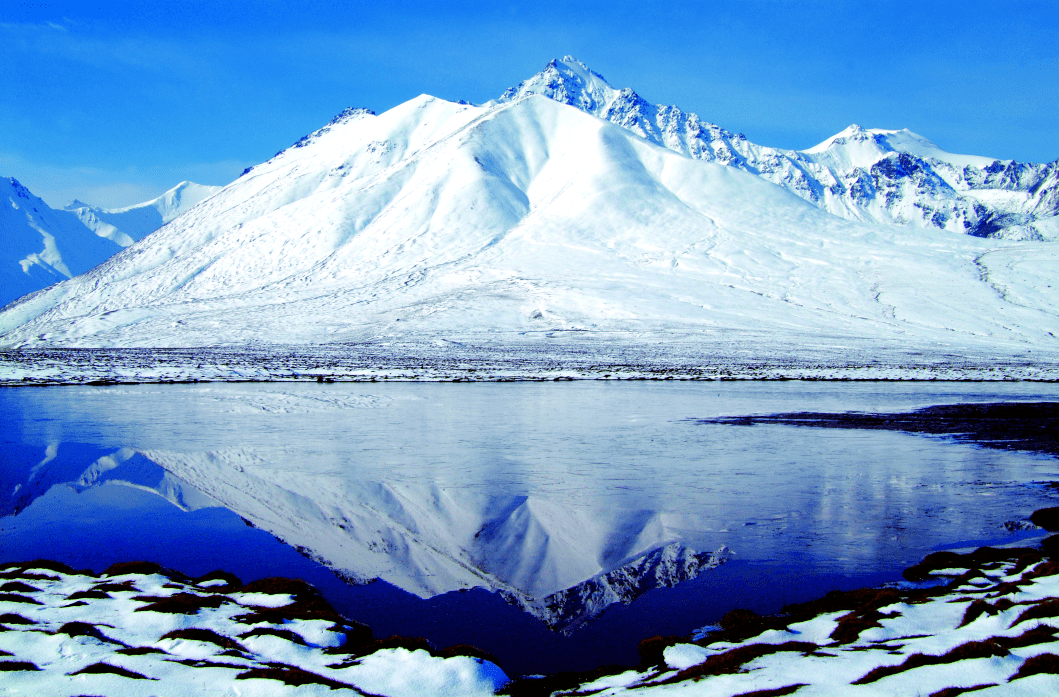 一片洁白峰顶常年白雪皑皑,银光熠熠是祁连山脉东段的最高峰这是一座