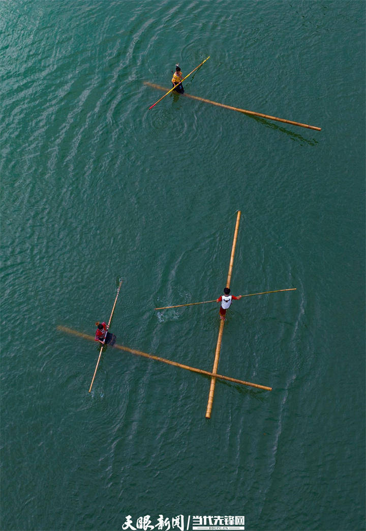 遵义乌江寨:水上独竹漂引游人_表演_民间_黔北