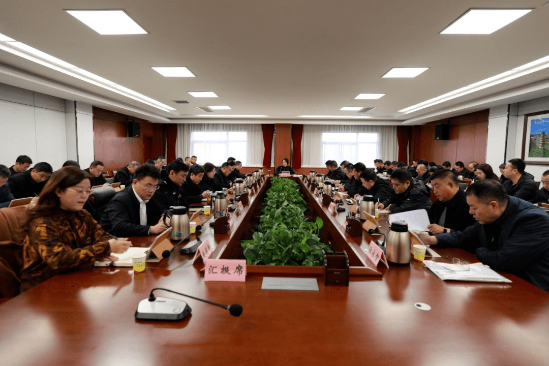 11月29日上午,富县县委书记李彦侠主持召开县委常委会(扩大)会议,全体