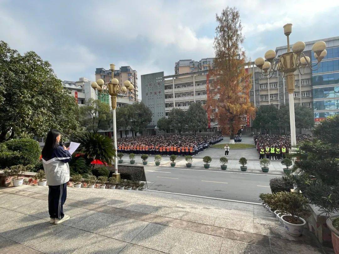宪法在我心 法治伴我行 | 恩施市第一中学举行"宪法宣传日"主题升旗