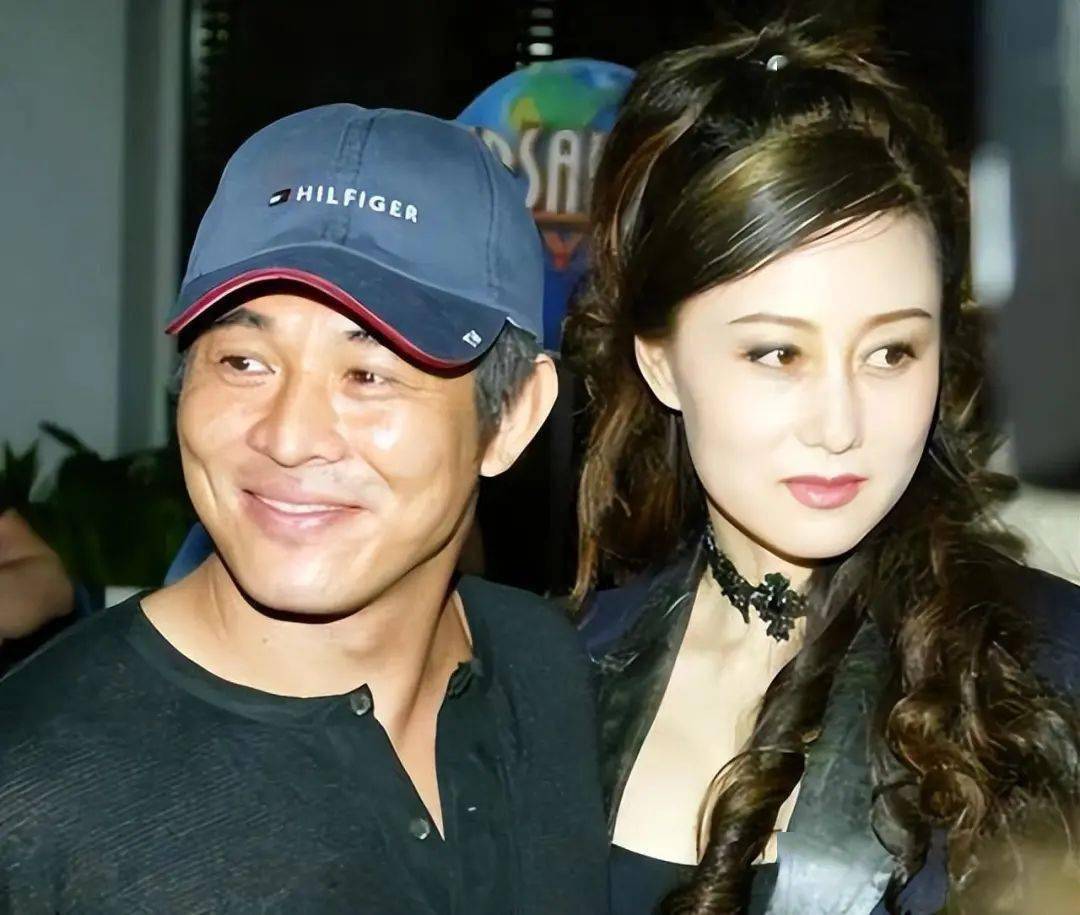 千金,不如胸脯四两"但港媒的那句调侃,时至今日还如雷贯耳:李连杰与