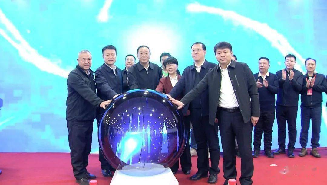 会上,团省委副书记夏天,海林市委书记魏红梅为"林海雪原中小学生研学