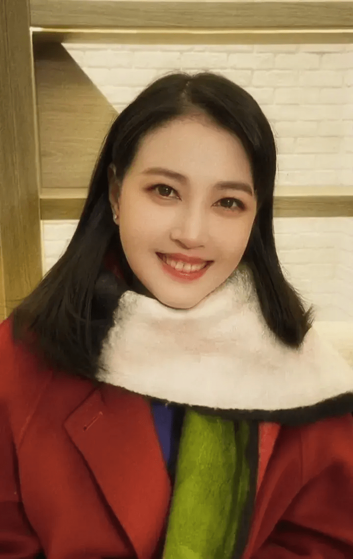 周海媚发视频为自己57岁生日庆生,网友:好年轻,就像27岁一样_笑容