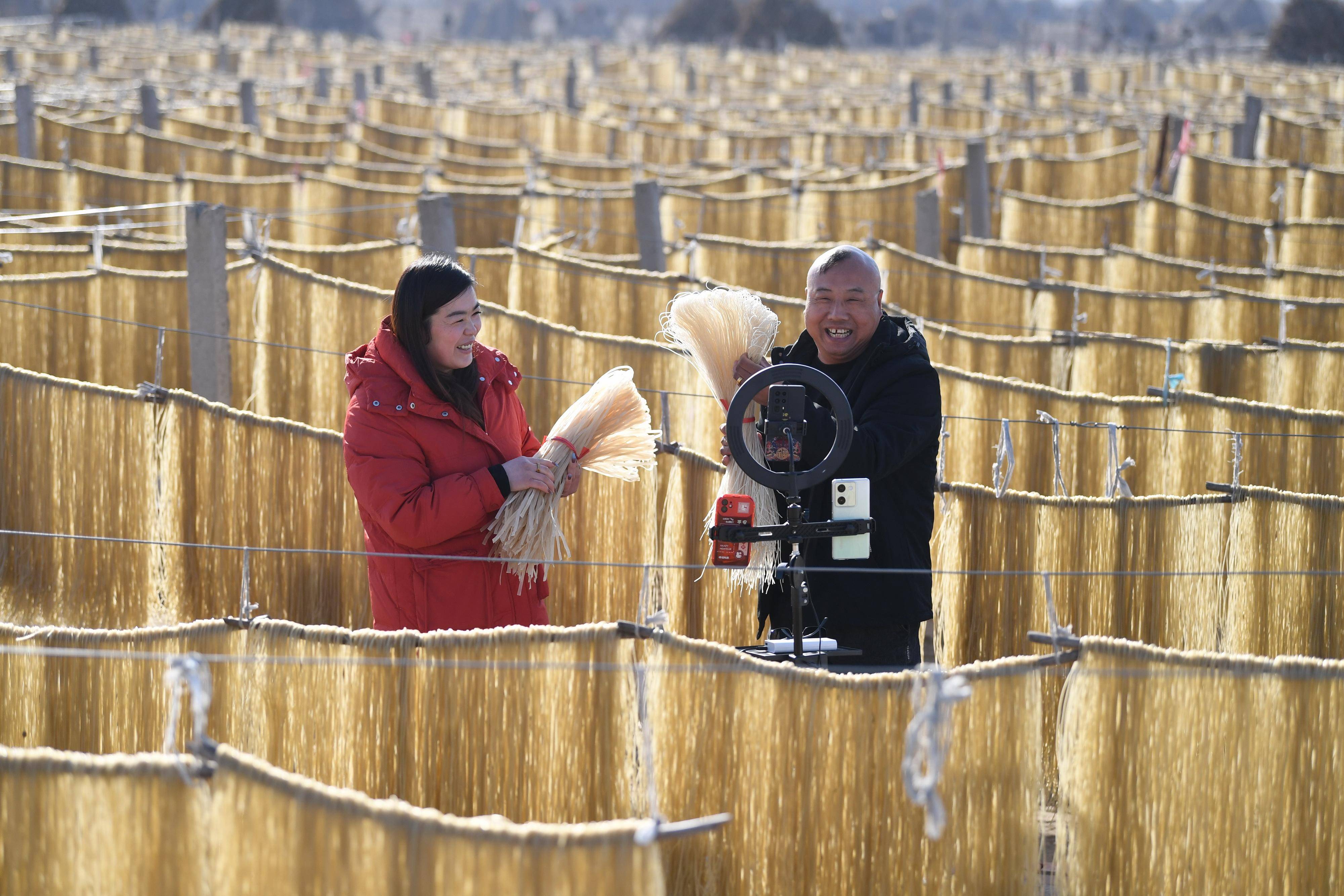 (经济)河北迁安:冬闲粉条加工助增收_迁安市_新华社_牟宇