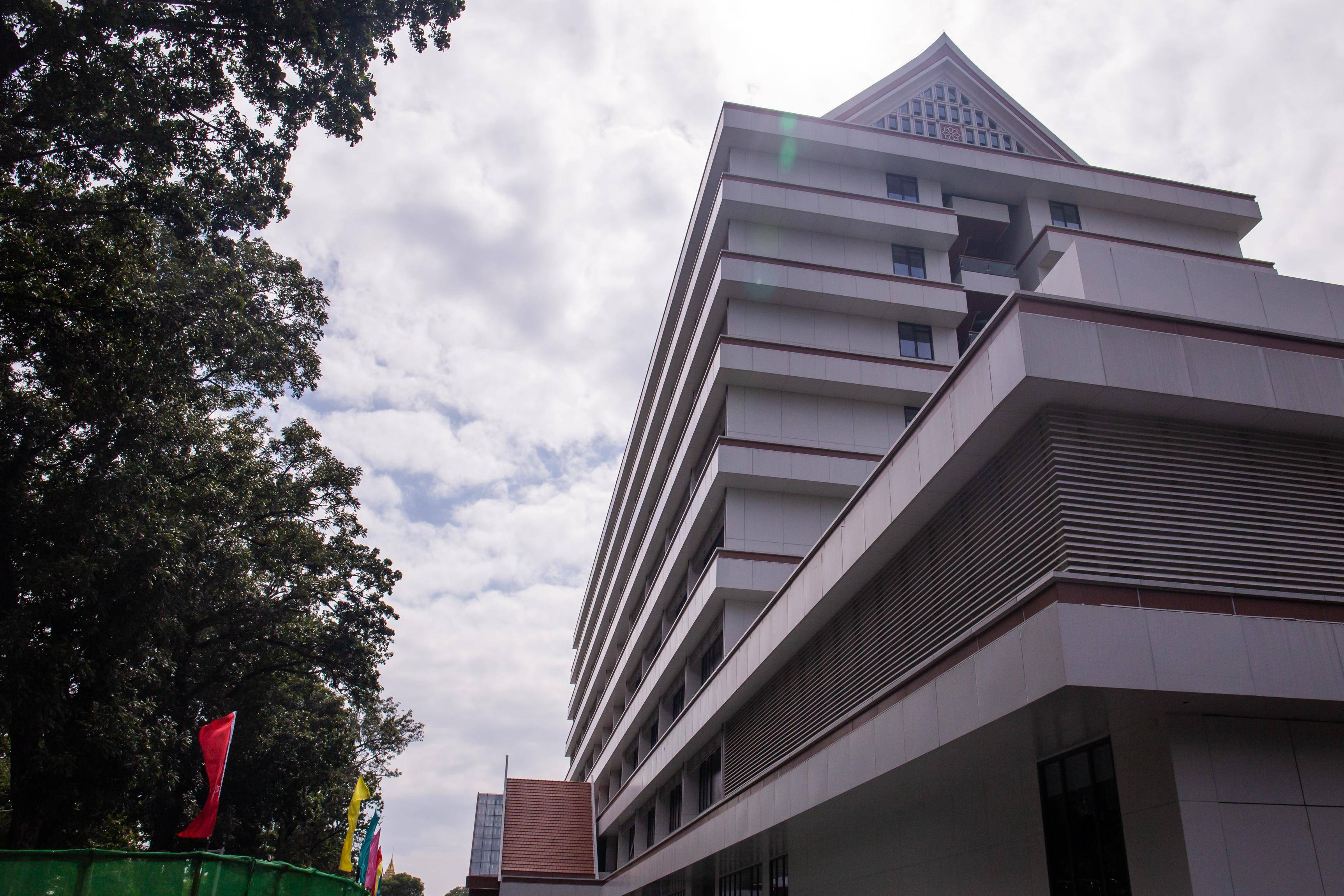 这是2021年11月11日在老挝首都万象拍摄的玛霍索综合医院外景.