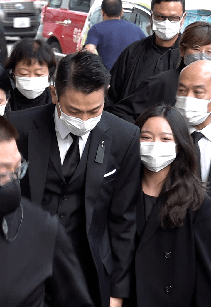 刘德华携妻女,到殡仪馆送别父亲!_女儿_中国_父母