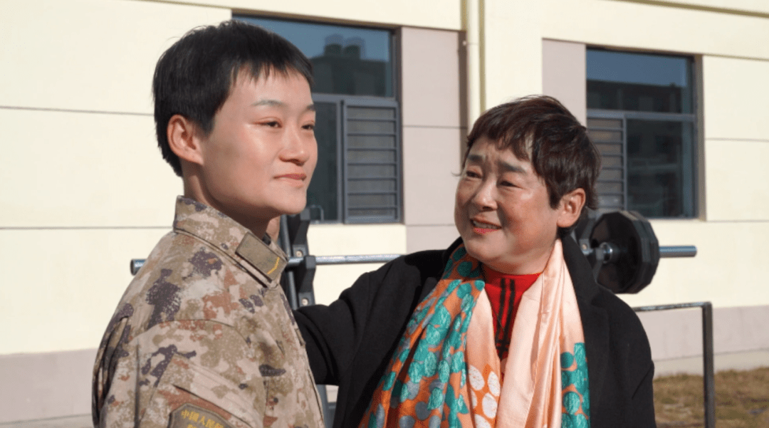 女兵孙靖涵的家长专程赶来见证这一庄严时刻"以后她就是祖国的兵她就