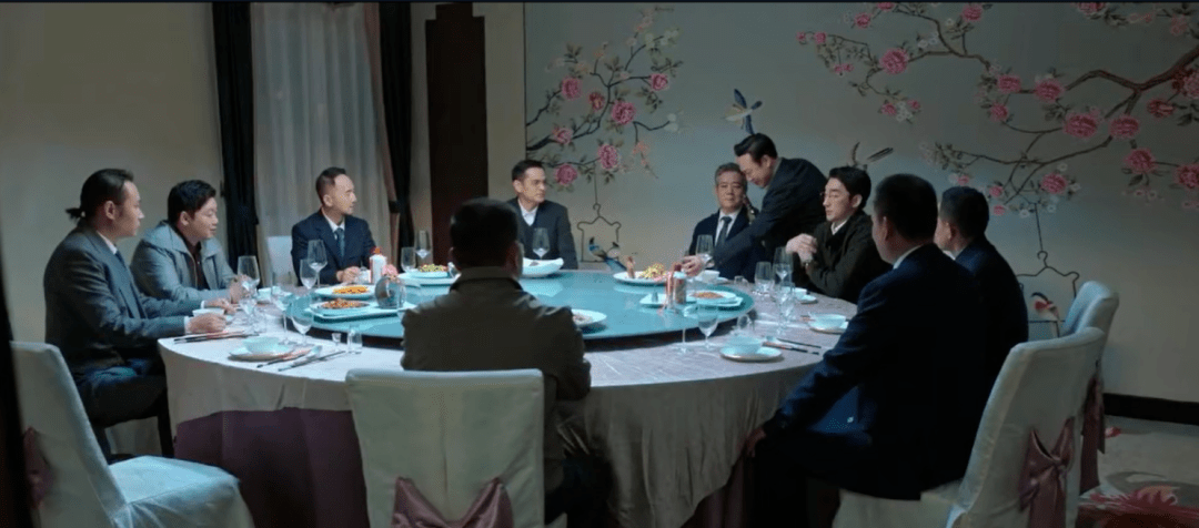 饭桌是个势利的舞台,每个人的声音根据各自的权势被放大或缩小_类型_情感_因为