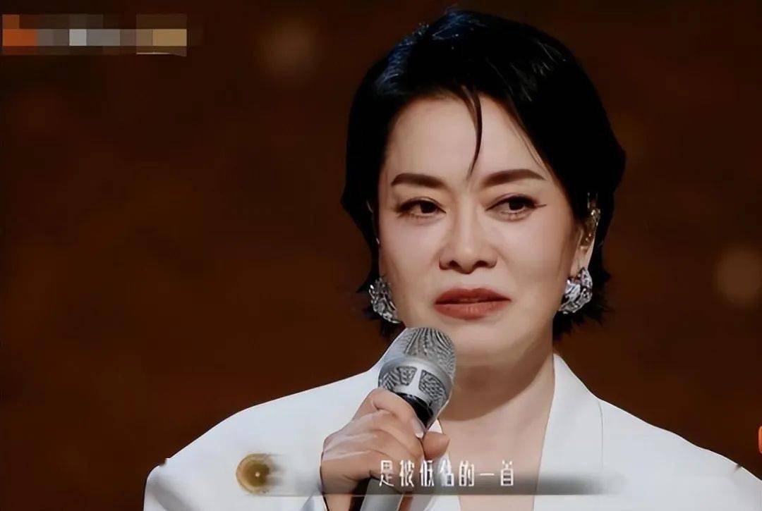 在该综艺节目中,毛阿敏给年轻歌手打call成为焦点话题之一.