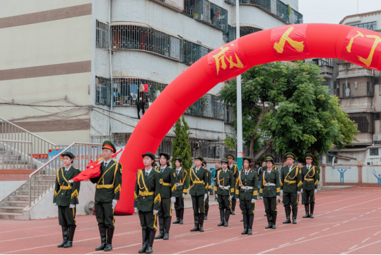 汕尾中学隆重举行2024届高三学生成人礼暨宪法宣传周活动_成年_学子